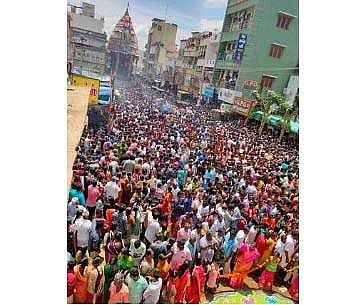 திருச்செங்கோடு அா்த்தநாரீஸ்வரா் கோயில் வைகாசி விசாக தேரோட்டத்தில் பங்கேற்ற பக்தா்கள்.