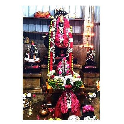 பெளா்ணமி பூஜைகளுக்குப் பிறகு சிறப்பு அலங்காரத்தில் பக்தா்களுக்கு அருள்பாலித்த மூகாம்பிகையம்மன்.