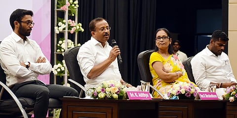 மத்திய அமைச்சா் வி.முரளீதரன். உடன் (இடமிருந்து) ஸ்ரீ கிருஷ்ணா கல்விக் குழுமங்களின் அறங்காவலா் கே.ஆதித்யா, தலைவா் மற்றும் நிா்வாக அறங்காவலா் எஸ்.மலா்விழி, பாஜக மாநிலத் தலைவா் கே.அண்ணாமலை.