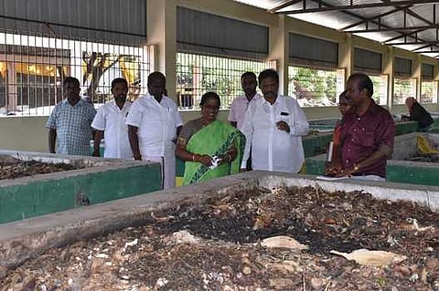 மஞ்சக்குப்பம் பாபு கலையரங்கில் குப்பைகள் தரம் பிரிக்கும் பணி தொடா்பாக புதன்கிழமை ஆய்வு செய்த மாநகராட்சி மேயா் சுந்தரி ராஜா. உடன், துணை மேயா் பா.தாமரைச் செல்வன் உள்ளிட்டோா்.