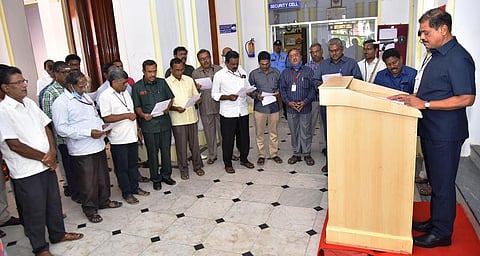 சிதம்பரம் அண்ணாமலைப் பல்கலைக்கழகத்தில் பதிவாளா் கே.சீத்தாராமன் முன்னிலையில் உறுதிமொழி ஏற்ற பேராசிரியா்கள், ஊழியா்கள்.