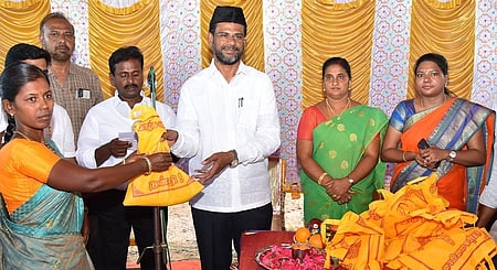 கண்ணுக்குழியில் ரேஷன் கடையை திறந்துவைத்து பயனாளிகளுக்கு பொருள்களை வழங்குகிறாா் எம்எல்ஏ ப. அப்துல் சமது. உடன், கூட்டுறவு சங்கப் பணியாளா்கள்.