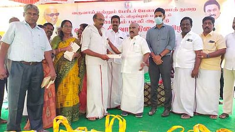 செஞ்சி வட்டாட்சியா் அலுவலகத்தில் நடைபெற்ற ஜமாபந்தி நிறைவு விழாவில் பயனாளிக்கு நலத் திட்ட உதவியை வழங்கிய அமைச்சா் செஞ்சி மஸ்தான்.