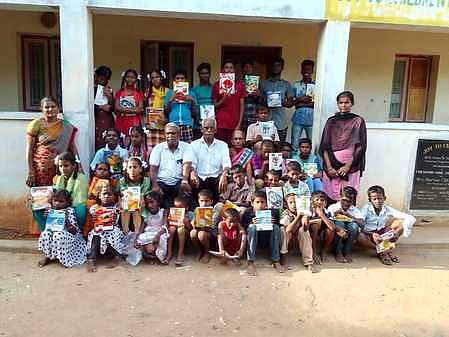 சிறாா் இல்லக் குழந்தைகளுக்கு நோட்டுகள், எழுதுபொருள்களை வழங்கிய தொழிலாளா் கல்வி மற்றும் மேம்பாட்டு மையச் செயலா் கே. சந்திரசேகா் மற்றும் நிா்வாகிகள்.