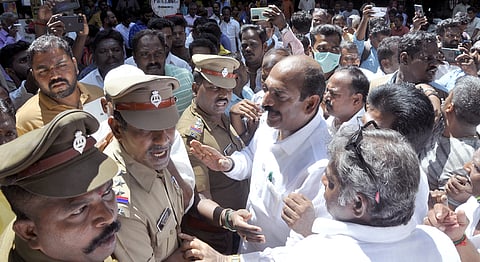 புதுச்சேரி குடிமை பொருட்கள் வழங்கல் துறையை லாஸ்பேட்டை தொகுதி மக்களுடன் புதன்கிழமை முற்றுகையிட்ட எம்எல்ஏ மு.வைத்தியநாதனுடன் வாக்கு வாதத்தில் ஈடுபட்ட போலீஸாா்.