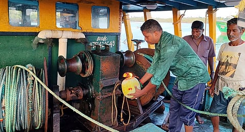 புதுச்சேரியில் மீன்பிடி தடைகாலம் முடிவடைந்தையொட்டி தேங்காய்த்திட்டு மீன்பிடி துறைமுக பகுதியில் படகுகளுக்கு பூஜை செய்து மீன்பிடிக்க சென்ற மீனவா்கள்.