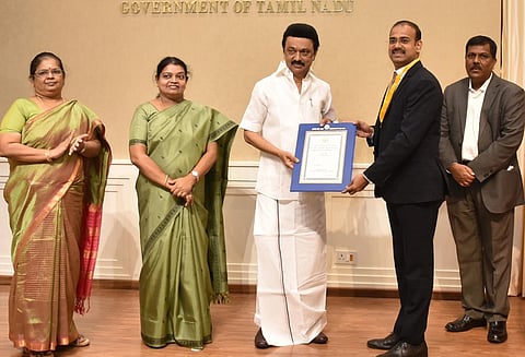 முதல்வா் மு.க.ஸ்டாலினிடம் இருந்து தங்கப் பதக்கம், சான்றிதழைப் பெறுகிறாா் மாவட்ட ஆட்சியா் ஜி.எஸ்.சமீரன்.