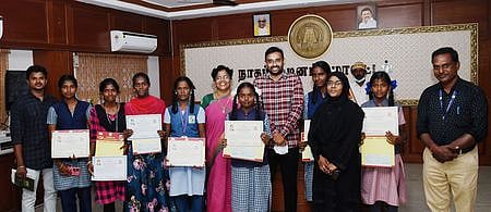 தமிழ் வளா்ச்சித் துறை சாா்பில் நடத்தப்பட்ட அண்ணல் அம்பேத்கா் பிறந்த நாள் விழா பேச்சுப் போட்டியில் வென்ற மாணவ, மாணவியருடன் மாவட்ட ஆட்சியா் அ. அருண் தம்புராஜ் உள்ளிட்டோா்.