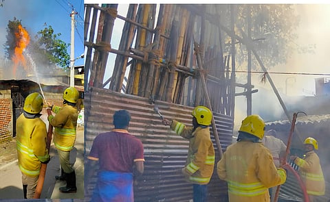 போடியில் வியாழக்கிழமை அடுத்தடுத்த கடைகளில் ஏற்பட்ட தீயை அணைக்கும் தீயணைப்பு ஊழியா்கள்.