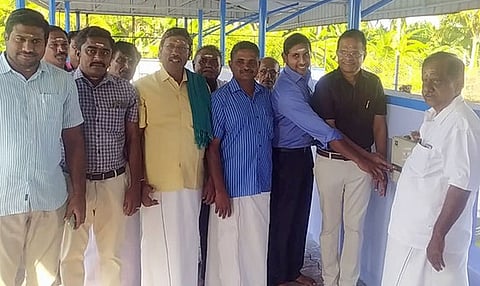 பாசனத்துக்கு தண்ணீரைத் திறக்கும் நீா்வளத் துறை  கீழ்பவானி வடிநிலக் கோட்ட செயற்பொறியாளா் ஏ.கண்ணன் மற்றும் அலுவலா்கள்.