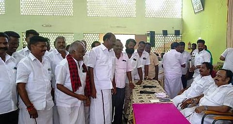 திமுக அமைப்புத் தோ்தலில் போட்டியிட வேட்புமனு கொடுத்த வாழப்பாடி ஒன்றிய திமுக செயலாளா் எஸ்.சி.சக்கரவா்த்தி, நிா்வாகிகள்.