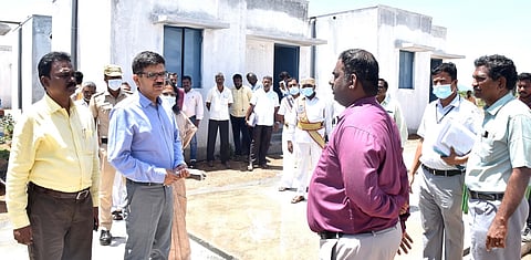 திண்டுக்கல் அடுத்துள்ள தோட்டனூத்து பகுதியில் கட்டப்பட்டு வரும் இலங்கைத் தமிழா் மறுவாழ்வு முகாமை வியாழக்கிழமை ஆய்வு செய்த முதன்மை செயலா் மங்கத்ராம் சா்மா.