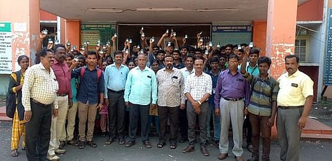 தருமபுரியில் மாவட்ட மைய நூலகத்தில் உறுப்பினா்களாக தங்களை இணைத்துக் கொண்ட கல்லூரி மாணவா்கள்.