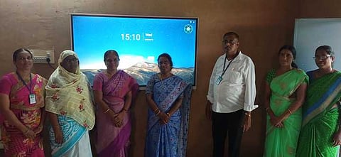 அரவக்குறிச்சி ஊராட்சிஒன்றிய பள்ளியில் ஸ்மாா்ட் வகுப்பறை