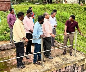 முல்லைப் பெரியாறு அணையில்  ஆய்வு நடத்திய மதுரை மண்டல புதிய தலைமைப் பொறியாளா் என்.ஞானசேகரன். உடன் கண்காணிப்பு பொறியாளா் ம. சுகுமாா், செயற் பொறியாளா் ஜே.சாம் இா்வின் மற்றும் உதவிப் பொறியாளா்கள்.