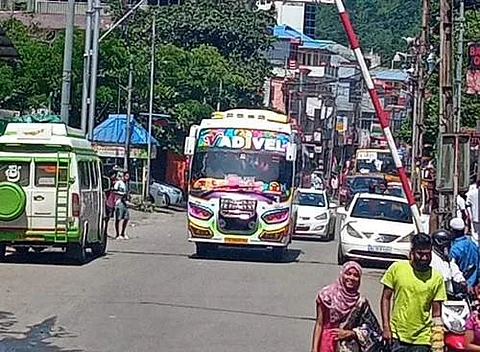 குமுளி பிரதான சாலையில் இயங்கிய பேருந்து, கார்கள்.
