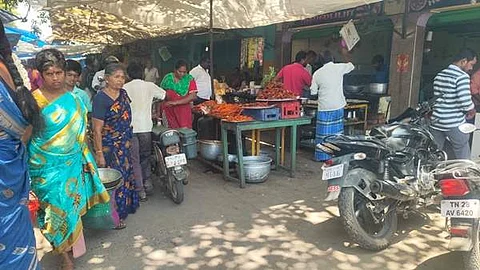 மேட்டூர் அணைக்கட்டு முனியப்பன் கோயில் வளாகத்தில் நடைபாதையில் கடை விரித்துள்ள வியாபாரிகள்.