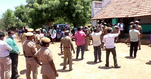 ஜப்தி செய்யப்பட்ட விவசாயி பன்னீா்செல்வம் வீடு.