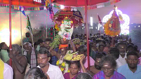 பத்ரகாளியம்மன் கோயிலின் கரகம் பாலித்து வந்த ஊா்வலம். (உள்படம்) ராஜ அலங்காரத்தில் மூலவா் பத்ரகாளியம்மன்.