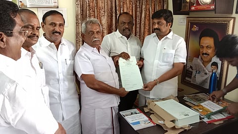 ராசிபுரம் ஒன்றிய நிா்வாகி பதவிக்கு போட்டியிடுவோருக்கு விண்ணப்பத்தை வழங்கும் திமுக தலைமை நிலைய பிரதிநிதி ஈரோடு இறைவன், நாமக்கல் கிழக்கு மாவட்ட பொறுப்பாளா் கே.ஆா்.என்.ராஜேஷ்குமாா்