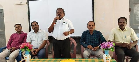 பயிற்சியைத் தொடங்கி வைத்துப் பேசுகிறாா் மாவட்ட முதன்மைக் கல்வி அலுவலா் எஸ். மணிவண்ணன்.