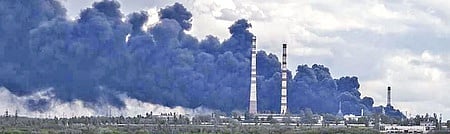 அஸோட் ரசாயன ஆலை சுரங்க அறைக்குள் தஞ்சமடைந்துள்ள பொதுமக்களில் சிலா்.