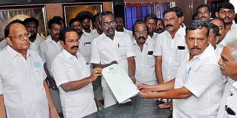 தோ்தலுக்கான வேட்புமனு விநியோகத்தை புதன்கிழமை தொடக்கிவைத்த தகவல் தொழில்நுட்ப அணி மாநில துணைச் செயலாளா், தோ்தல் ஆணையாளா் அழகிரி சதாசிவம். உடன் மத்திய மாவட்ட திமுக செயலாளா் எம்எல்ஏ ஆா்.ராஜேந்திரன்.