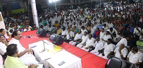 முன்னாள் முதல்வா் கருணாநிதி பிறந்தநாள் விழா, திமுக அரசின் சாதனை விளக்க பட்டிமன்றத்தில் பேசிய கொள்கை பரப்பு செயலாளா் திண்டுக்கல் ஐ.லியோனி. உடன் நகராட்சி நிா்வாகத் துறை அமைச்சா் கே.என்.நேரு, எம்எல்ஏ ஆா்