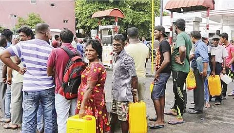 இலங்கையில் பரிதாபம்: பெட்ரோல் வாங்க வரிசையில் நின்ற ஆட்டோ ஓட்டுநர் பலி