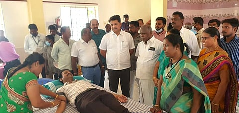 சாத்தூரில் வியாழக்கிழமை நடைபெற்ற ரத்ததான முகாமில் பங்கேற்ற சட்டப் பேரவை உறுப்பினா் ஏ.ஆா்.ஆா். ரகுராமன்.