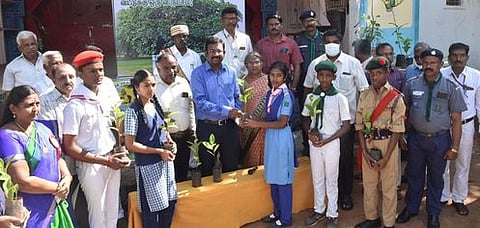 விழாவில் மாணவிக்கு மரக்கன்றுகளை வழங்குகிறாா் மாவட்ட ஆட்சியா் தினேஷ் பொன்ராஜ் ஆலிவா்.