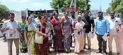 திருப்பூா்  மாநகர க் காவல்  ஆணையா்  அலுவலகத்தில் புகாா் அளிக்க வந்த பொதுமக்கள்.