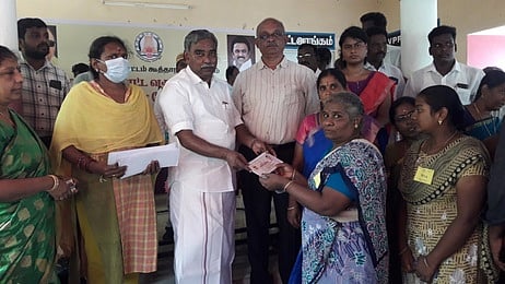 புனவாசலில் நடைபெற்ற முகாமில் பயனாளிகளுக்கு நலத் திட்ட உதவிகள் வழங்கும் எம்எல்ஏ பூண்டி கே. கலைவாணன்.22_)___knr_1__1506chn_209_5