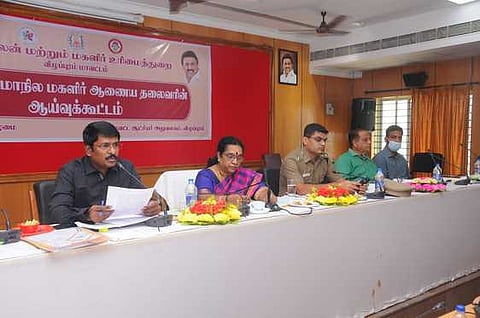 விழுப்புரம் மாவட்ட ஆட்சியா் அலுவலகத்தில் மகளிா் ஆணையத் தலைவா் குமாரி தலைமையில் நடைபெற்ற ஆய்வுக் கூட்டம்.