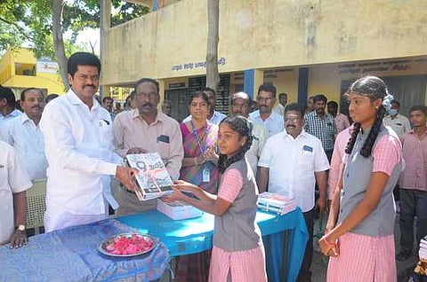 கீழ்ப்பெரும்பாக்கம் அரசு மேல்நிலைப் பள்ளியில் மாணவ, மாணவிகளுக்கு பாடப் புத்தகங்களை வழங்கிய இரா.லட்சுமணன் எம்எல்ஏ.