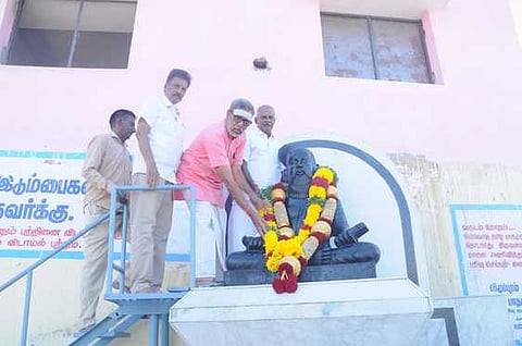 திருவள்ளுவா் சிலைக்கு மரியாதை