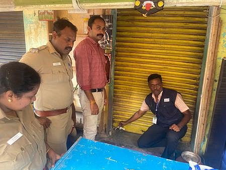 மதுரை ஊரகப் பகுதிகளில் புகையிலை பொருள்கள் விற்ற கடையை பூட்டி வெள்ளிக்கிழமை சீல் வைத்த உணவுப் பாதுகாப்புத் துறையினா் மற்றும் போலீஸாா்.