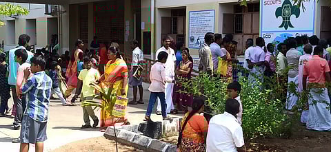 அரசு மாதிரி பள்ளியில் வெளியூா் மாணவா்கள் சோ்க்கைபள்ளியை பெற்றோா் முற்றுகை