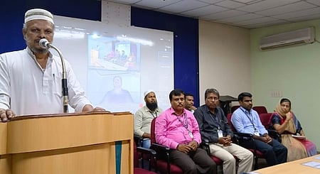 ஜமால் முகமது கல்லூரியில் நடைபெற்ற அறிவுசாா் சொத்து உரிமைகள் குறித்த விழிப்புணா்வு நிகழ்ச்சியில் பேசுகிறாா் கூடுதல் துணை முதல்வா் எம். முகமது சிஹாபுதீன். உடன், கல்லூரி ஆசிரியா்கள்.ஜமால் முகமது