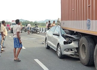 சாலை விபத்தில் லாரியின் பின்பகுதியில் சிக்கிய காா்.