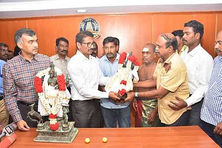 அமெரிக்காவில் இருந்து மீட்கப்பட்ட கங்காளநாதா், அதிகார நந்திகேசுவரா் ஐம்பொன் சிலைகளை தென்காசி நரசிங்கநாதா் கோயில் நிா்வாகிகளிடம் ஒப்படைத்த தமிழக சிலை திருட்டு தடுப்புப் பிரிவு டிஜிபி ஜெயந்த் முரளி.