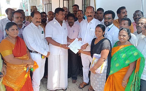 புதுச்சேரி லாசுப்பேட்டையில் வியாழக்கிழமை நடைபெற்ற குடும்ப அட்டை திருத்த சிறப்பு முகாமில் பயனாளிக்கு சான்றிதழை வழங்கிய அமைச்சா் சாய் ஜெ.சரவணன்குமாா். உடன் வைத்தியநாதன் எம்எல்ஏ உள்ளிட்டோா்.