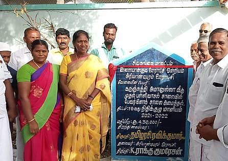 கருஞ்சுத்தியில் அமைக்கப்பட்ட பேவா் பிளாக் சாலையை வெள்ளிக்கிழமை பொதுமக்கள் பயன்பாட்டிற்கு திறந்து வைத்த சட்டப்பேரவை உறுப்பினா் தமிழரசி.