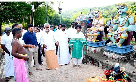 சிறுவாச்சூர் மதுரகாளியம்மன் உபக் கோயிலில் பார்வையிட்டு ஆய்வு மேற்கொள்ளும் அமைச்சர் சேகர் பாபு.