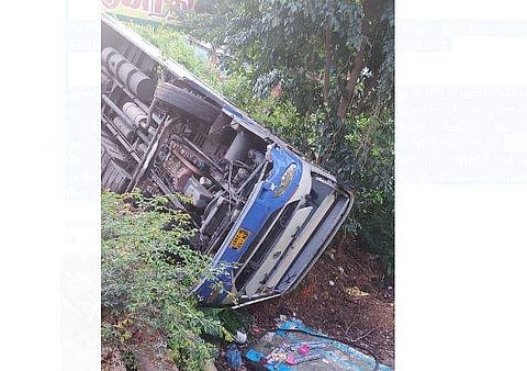 கூடலூரில் பள்ளத்தில் கவிழ்ந்து விபத்துக்குள்ளான அரசுப் பேருந்து