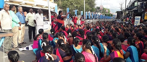 திண்டுக்கல் மணிக்கூண்டு பகுதியில் வெள்ளிக்கிழமை நடைபெற்ற ஆா்ப்பாட்டத்தில் பங்கேற்றோா்.