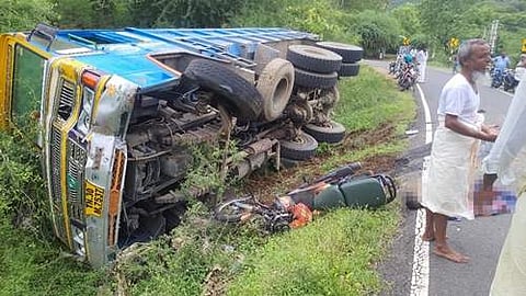 கடம்பூர்: லாரி மோதி மொபட்டில் வந்த தந்தை - மகன் பலி