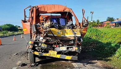 நின்ற லாரி மீது மற்றொரு லாரி மோதல்:  இருவா் உயிரிழப்பு