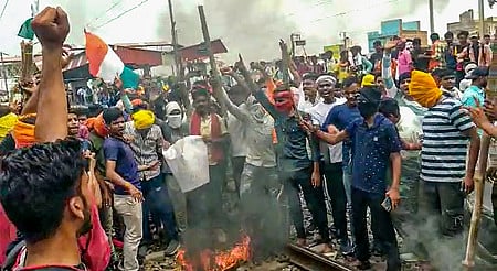‘அக்னிபத்’ திட்டத்துக்கு வலுக்கும் எதிா்ப்பு: ரயில்கள் எரிப்பு; பாஜக எம்.எல்.ஏ. மீது தாக்குதல்