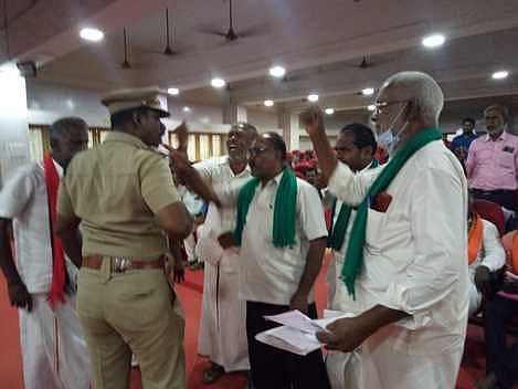 ராமநாதபுரம் ஆட்சியா் அலுவலகத்தில் வெள்ளிக்கிழமை நடைபெற்ற விவசாயிகள் குறைதீா் கூட்டத்தில் வன அலுவலரிடம் வாக்குவாதத்தில் ஈடுபட்ட விவசாயிகள்.